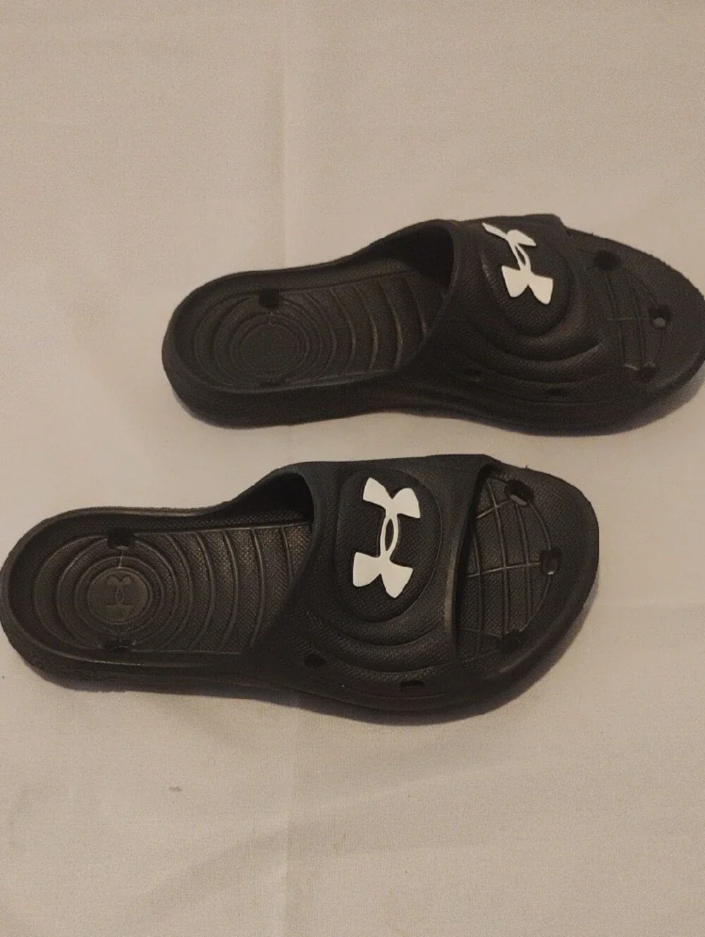 ✨ Under Armour Youth Locker IV Slides Black Size 2 ✨